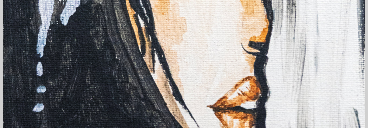 Primo piano dipinto di volto femminile. Sguardo intenso.