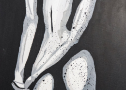 Figura umana stilizzata bianca e grigia su sfondo nero opaco.