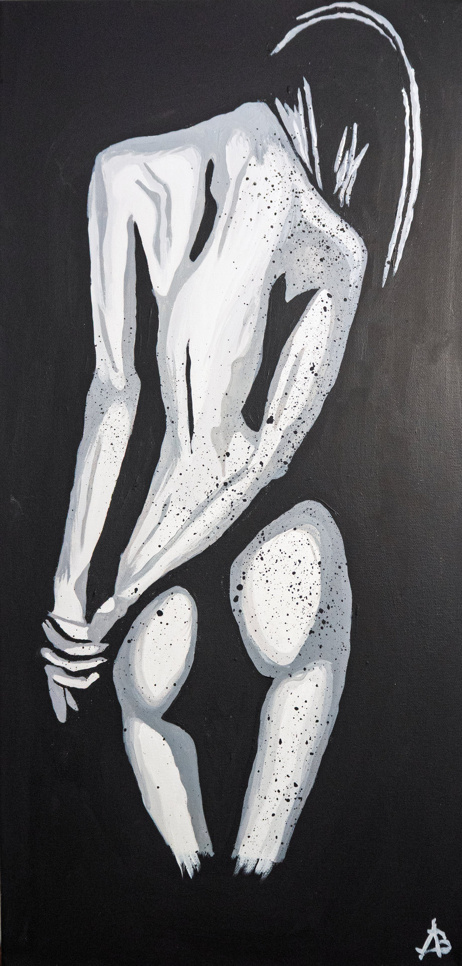 Figura umana stilizzata bianca e grigia su sfondo nero opaco.