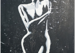 Figura femminile stilizzata in bianco e nero che si abbraccia.