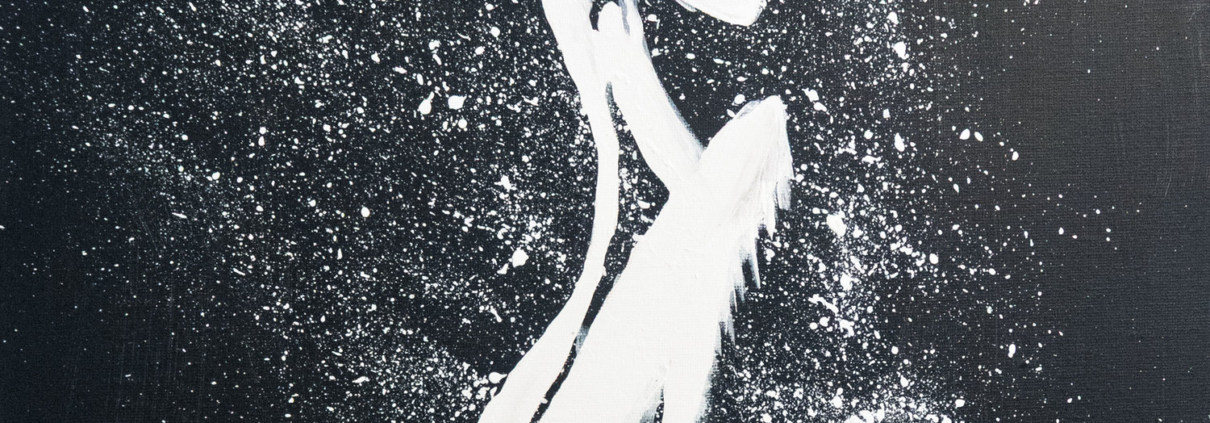 Figura stilistica bianca dinamica su sfondo nero con schizzi bianchi.