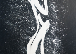Figura stilistica bianca dinamica su sfondo nero con schizzi bianchi.