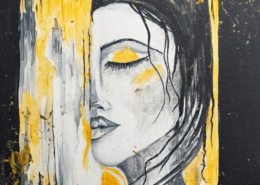 Ritratto stilizzato di donna in bianco, nero e oro materico.