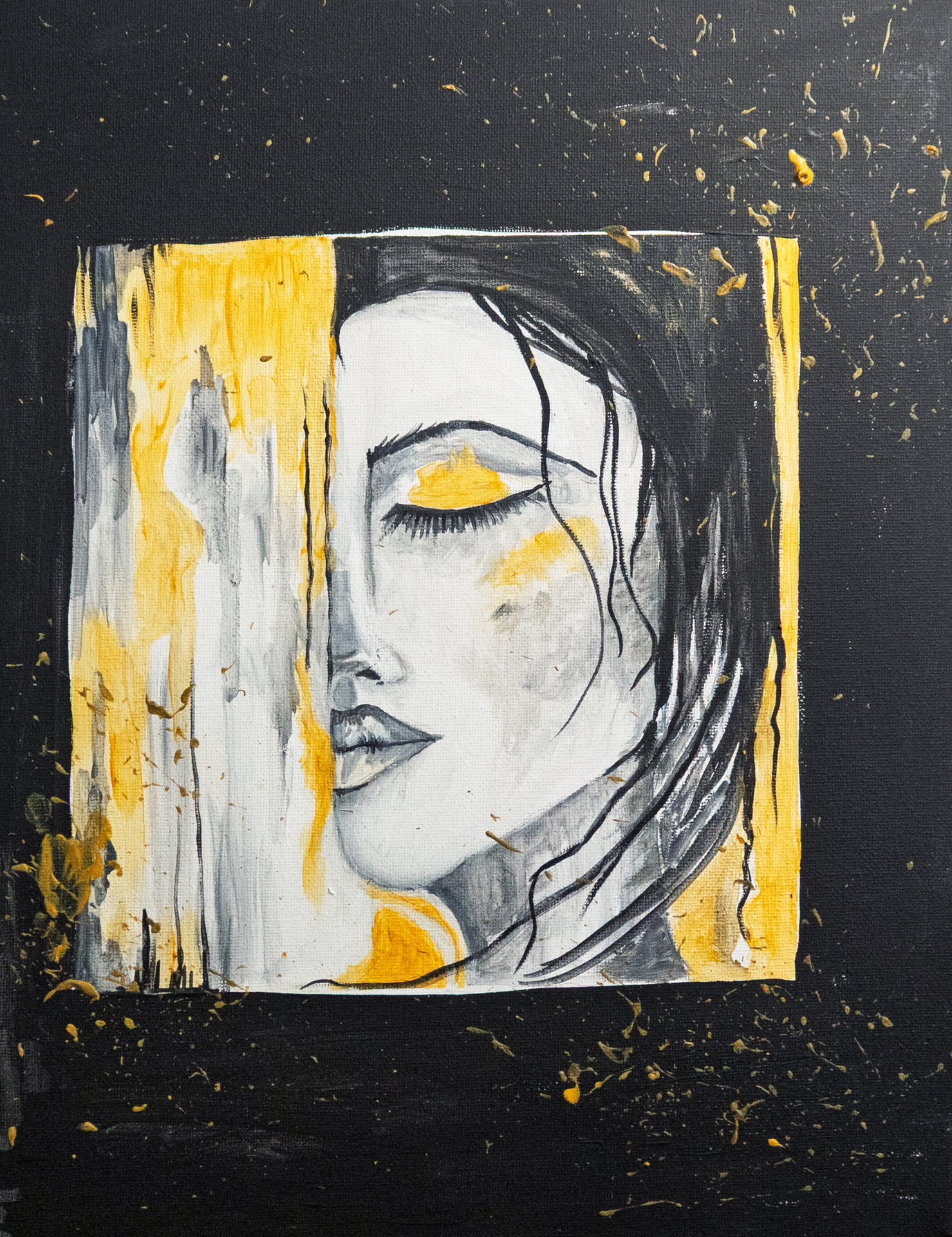 Ritratto stilizzato di donna in bianco, nero e oro materico.