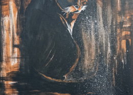 Gatto nero dipinto in stile astratto su sfondo ocra e terra.