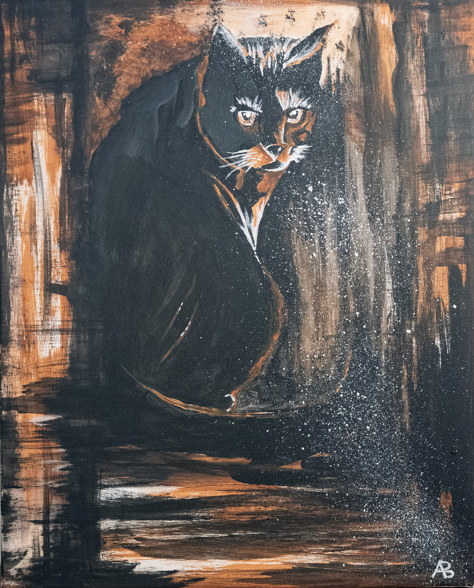 Guardiana del portale Gatto nero dipinto in stile astratto su sfondo ocra e terra.