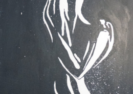 Figura stilizzata bianca su fondo nero che emerge tra schizzi.