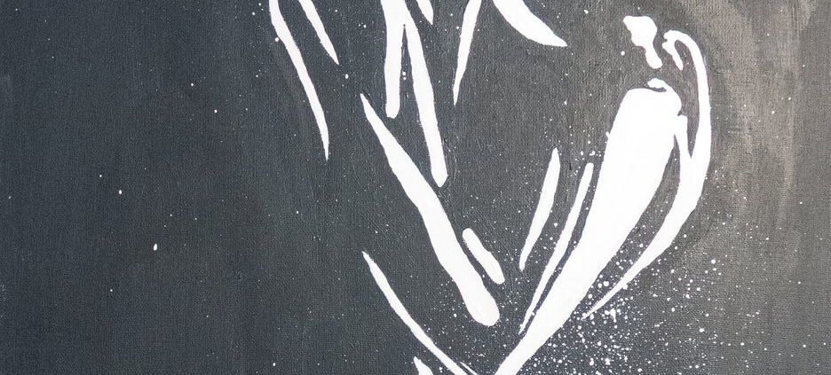 Figura stilizzata bianca su fondo nero che emerge tra schizzi.