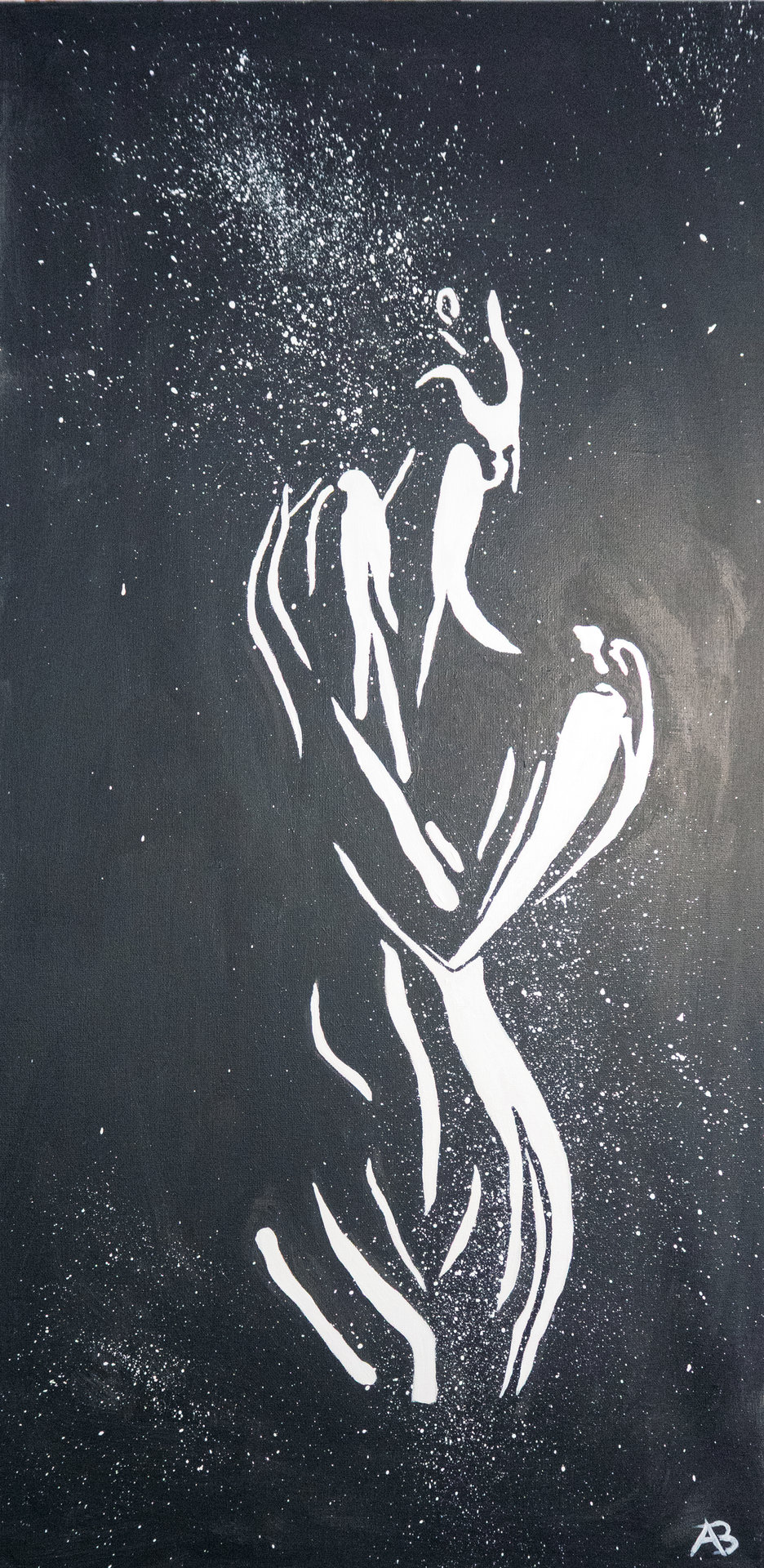 Figura stilizzata bianca su fondo nero che emerge tra schizzi.