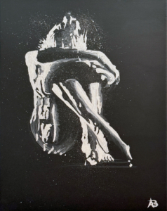 Sagoma umana bianca rannicchiata in posizione fetale su fondo nero.