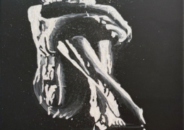 Sagoma umana bianca rannicchiata in posizione fetale su fondo nero.