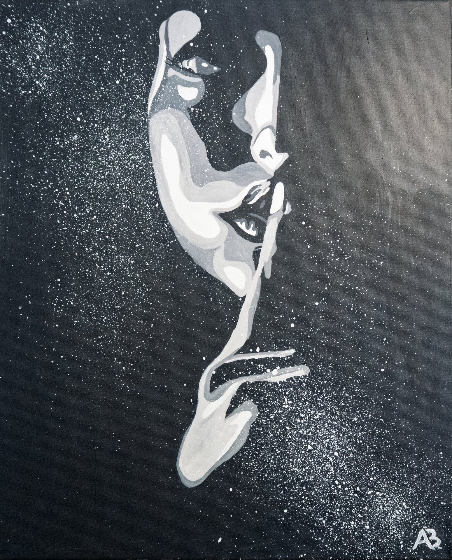 Profilo stilizzato in bianco e nero con gesto del silenzio.