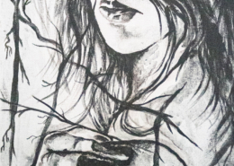 Ritratto in bianco e nero: donna con rami che si intrecciano.