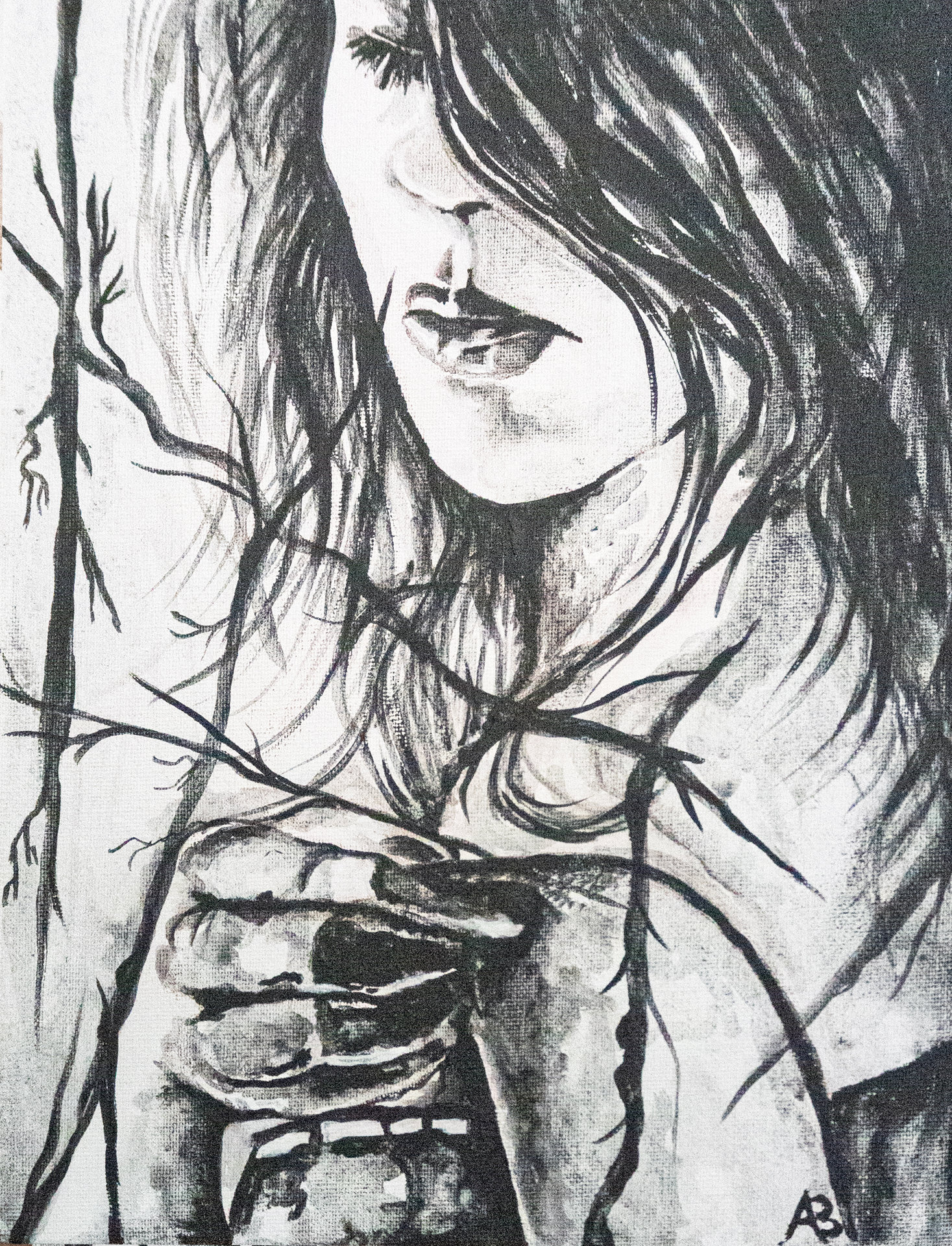 Ritratto in bianco e nero: donna con rami che si intrecciano.