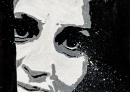 Ritratto stilizzato in bianco e nero di volto femminile intenso.