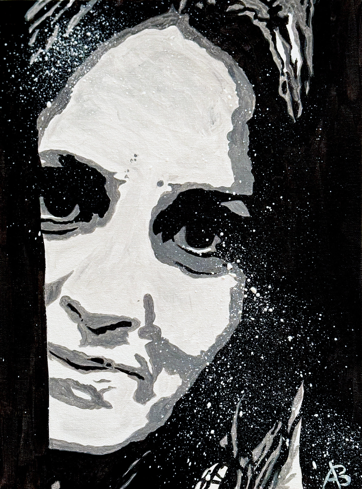 Ritratto stilizzato in bianco e nero di volto femminile intenso.