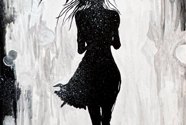 Silhouette di donna con ombrello sotto la pioggia, bianco e nero.