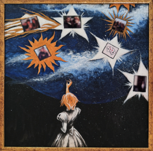 Cia delle stelle Donna osserva cielo stellato con foto incastonate tra astri dorati.