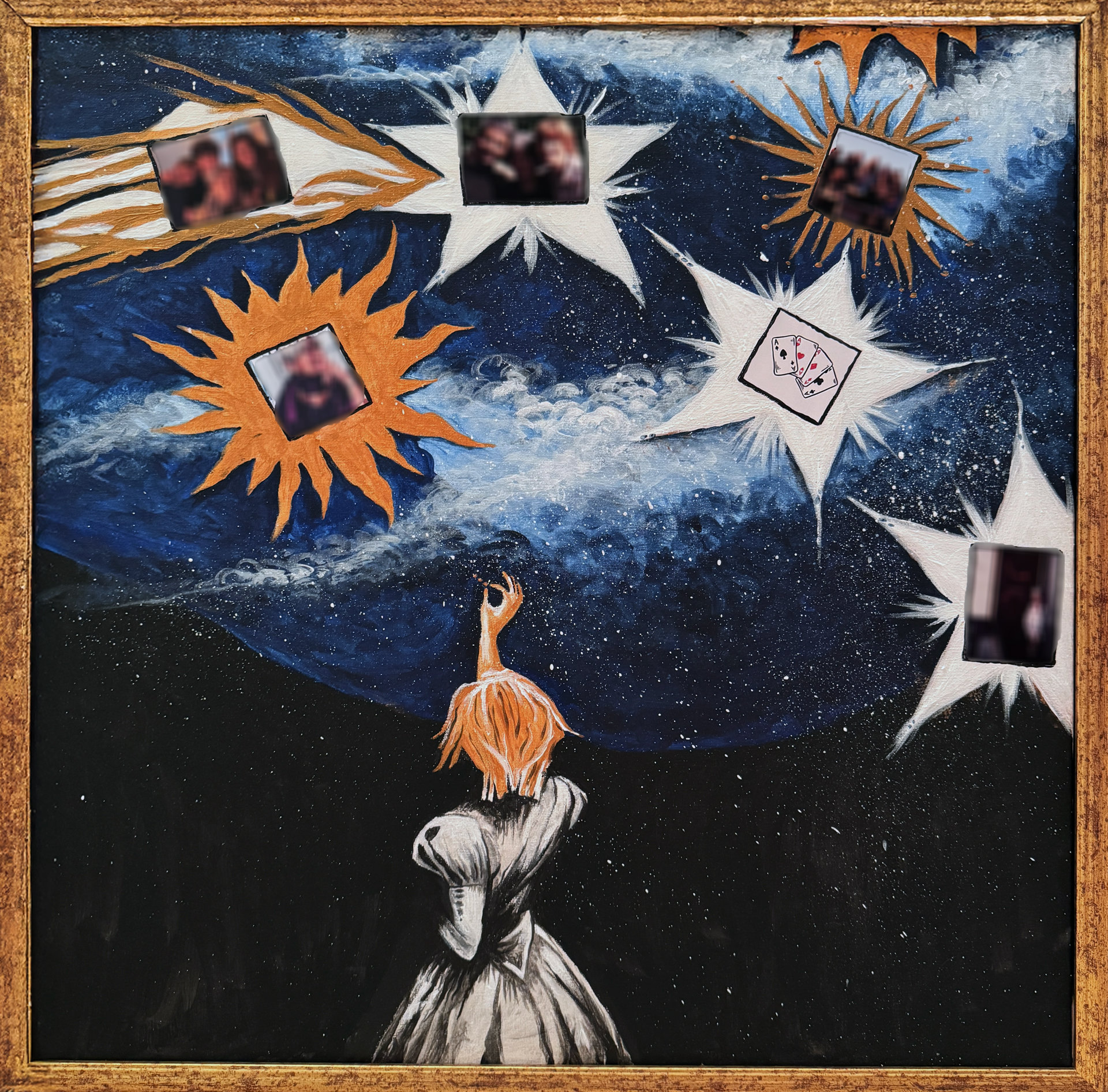 Cia delle stelle Donna osserva cielo stellato con foto incastonate tra astri dorati.