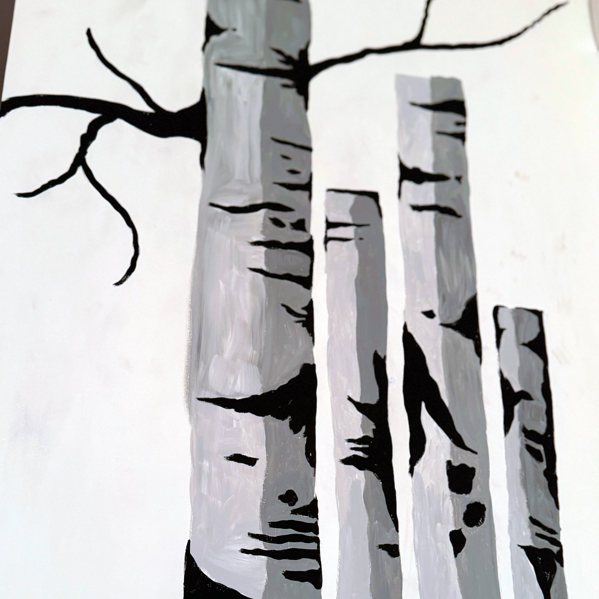 Dipinto acrilico di tronchi di betulla stilizzati in bianco e nero.