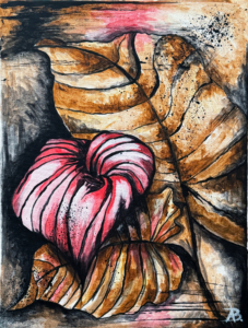 Foglie autunnali brune circondano una foglia centrale rosso vivace striata.