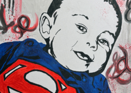 Illustrazione stile fumetto di un bambino sorridente con maglia di Superman.