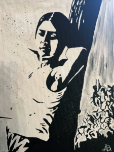 Sguardo d'ombra emerge dal bianco, respiro sospeso tra vuoto e anima.