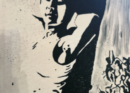 Sguardo d'ombra emerge dal bianco, respiro sospeso tra vuoto e anima.