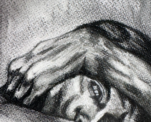 Ombre dell'Anima Ritratto emozionale a Carboncino che ritrae una figura parzialmente nascosta dal braccio.