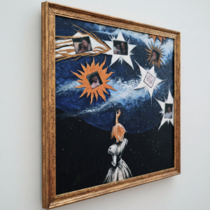 Cia delle stelle: suggerimento cornice Donna osserva cielo stellato con foto incastonate tra astri dorati. Qui è mostrato un suggerimento di cornice.