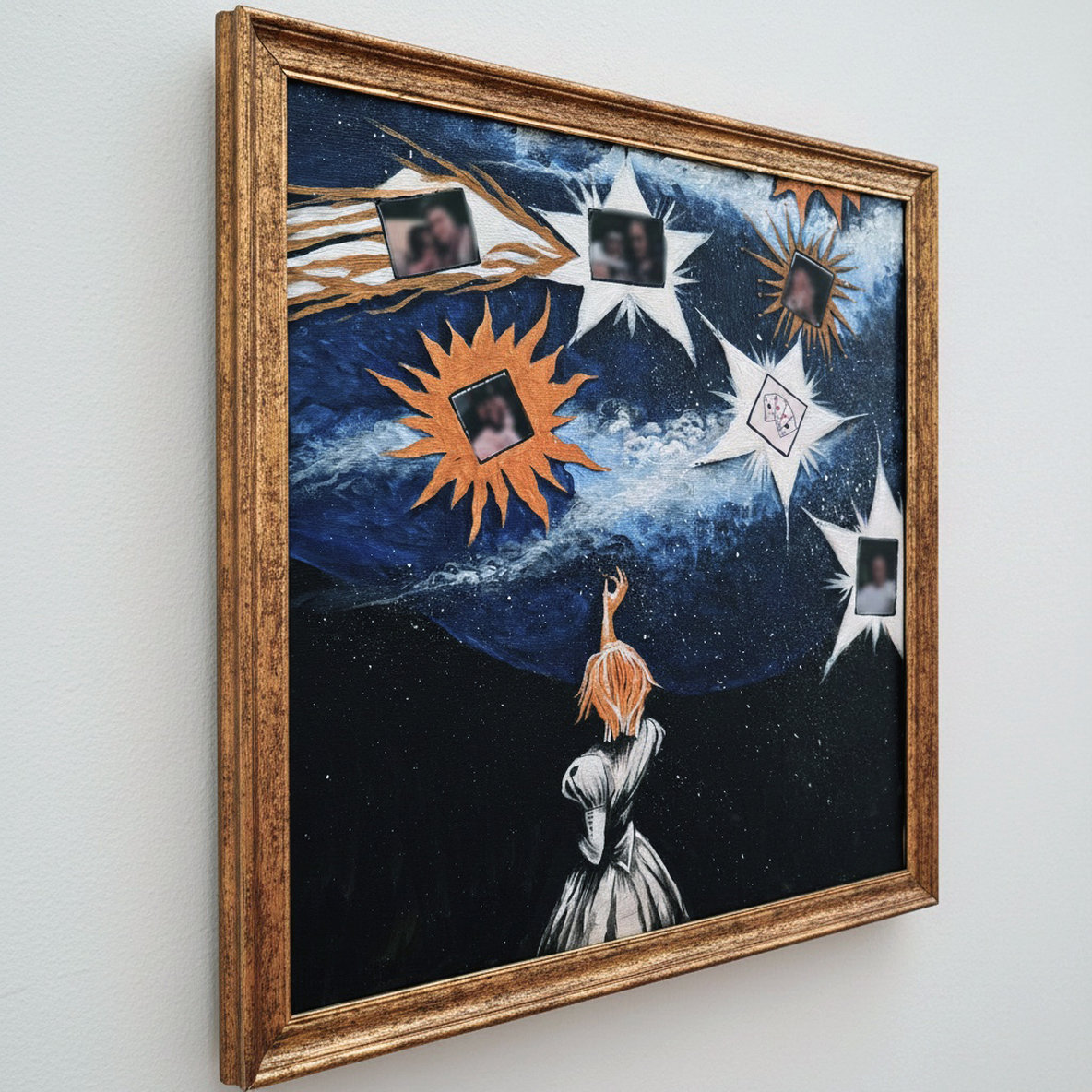 Cia delle stelle: suggerimento cornice Donna osserva cielo stellato con foto incastonate tra astri dorati. Qui è mostrato un suggerimento di cornice.