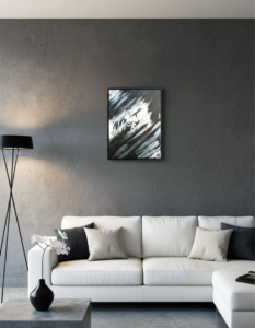 A testa alta: Suggerimento ambientazione Pittura astratta in bianco e nero: torso femminile tra pennellate diagonali. Qui è mostrato un suggerimento di ambientazione.