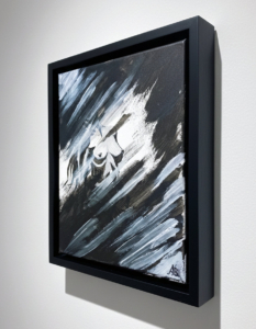 A testa alta: Suggerimento cornice Pittura astratta in bianco e nero: torso femminile tra pennellate diagonali. Qui è mostrato un suggerimento di cornice.