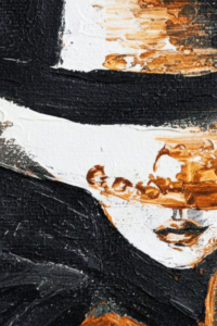 L'eclissi piumata: dettaglio Pittura astratta di donna con cappello a tese larghe, ocra. Qui è mostrato un dettaglio dell'opera.