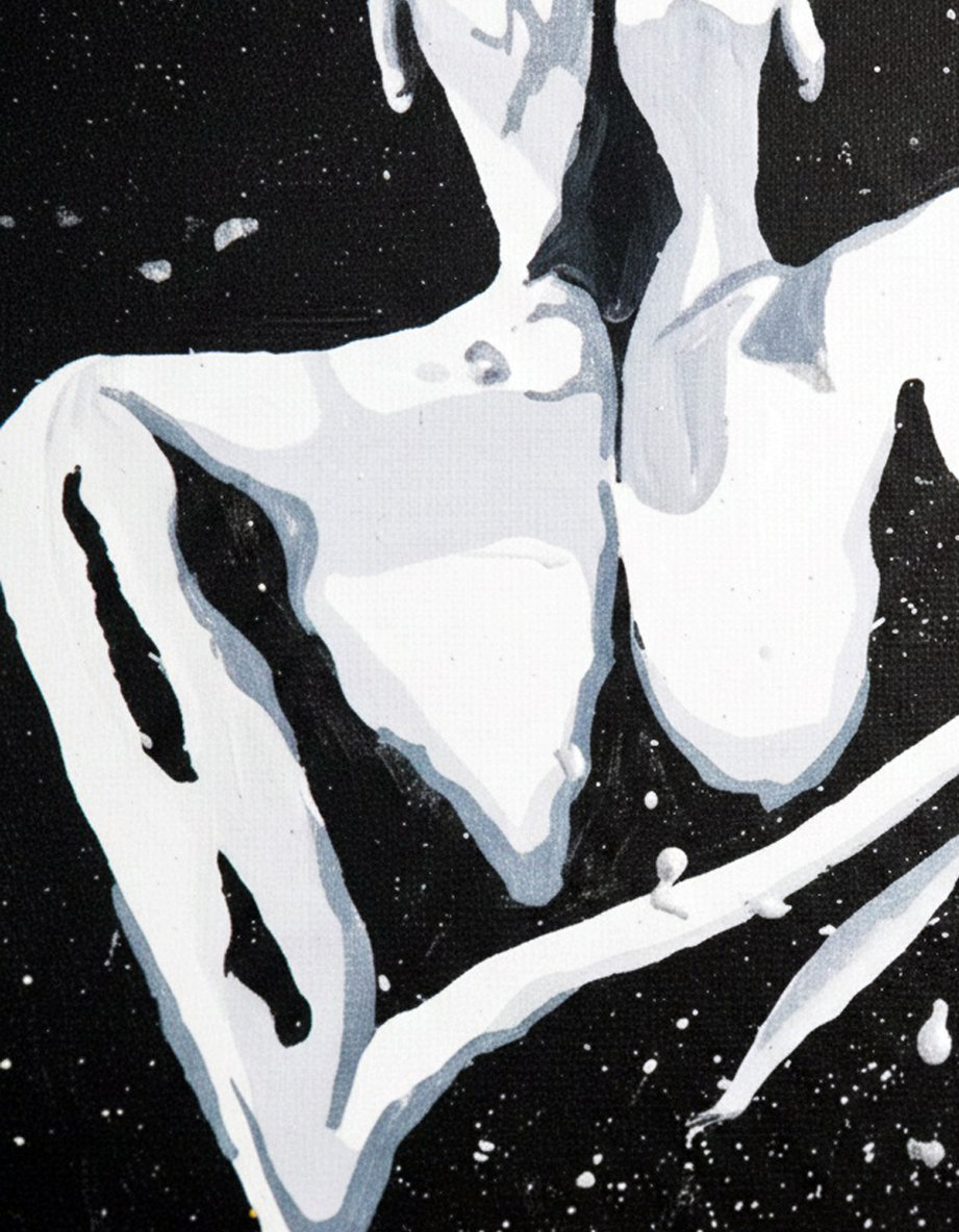 Figura femminile stilizzata in bianco e nero che si abbraccia. Qui è mostrato un dettaglio dell'opera.