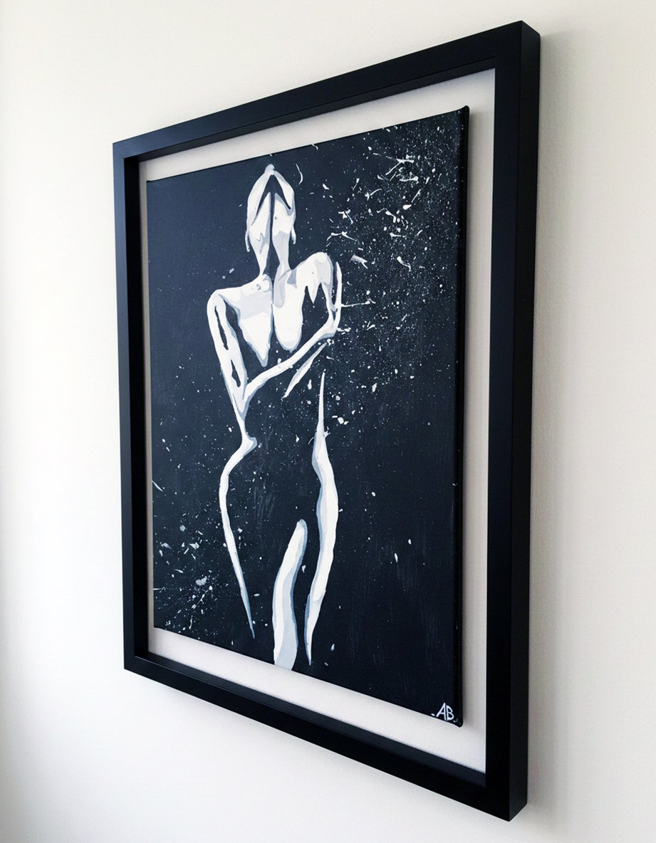 Figura femminile stilizzata in bianco e nero che si abbraccia. Qui è mostrato un suggerimento di cornice.