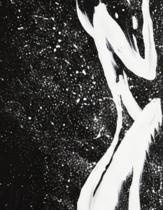 L'architettura della tensione: dettaglio Figura stilistica bianca dinamica su sfondo nero con schizzi bianchi. Qui è mostrato un dettaglio dell'opera.