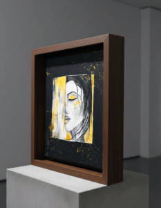 Ritratto stilizzato di donna in bianco, nero e oro materico. Qui è mostrato un suggerimento di cornice.