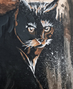 Guardiana del portale: dettaglio Gatto nero dipinto in stile astratto su sfondo ocra e terra. Qui è mostrato un dettaglio dell'opera.