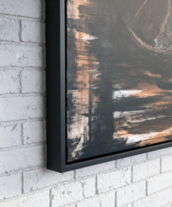 Guardiana del portale: Suggerimento cornice Gatto nero dipinto in stile astratto su sfondo ocra e terra. Qui è mostrato un suggerimento di cornice.