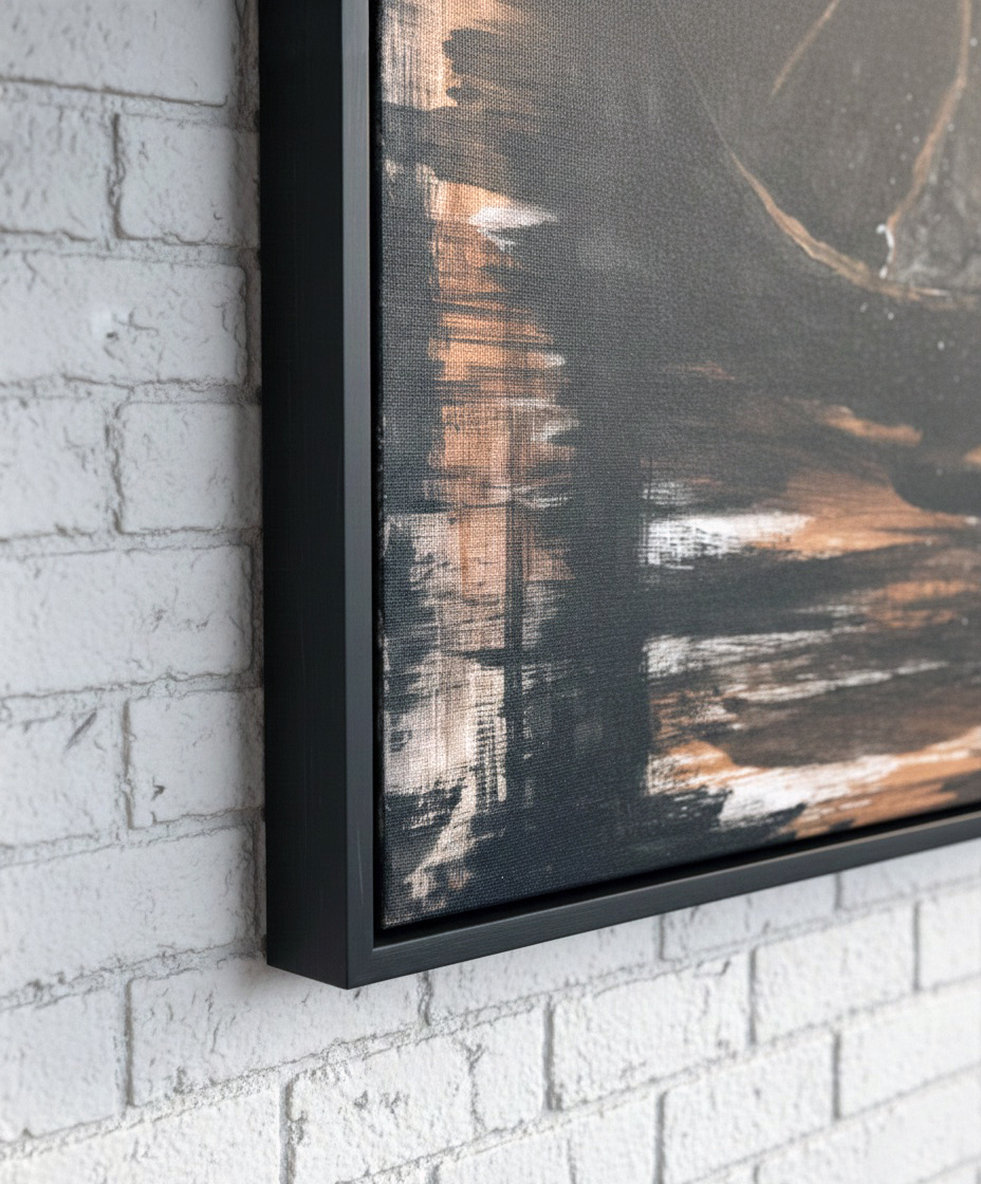 Guardiana del portale: Suggerimento cornice Gatto nero dipinto in stile astratto su sfondo ocra e terra. Qui è mostrato un suggerimento di cornice.