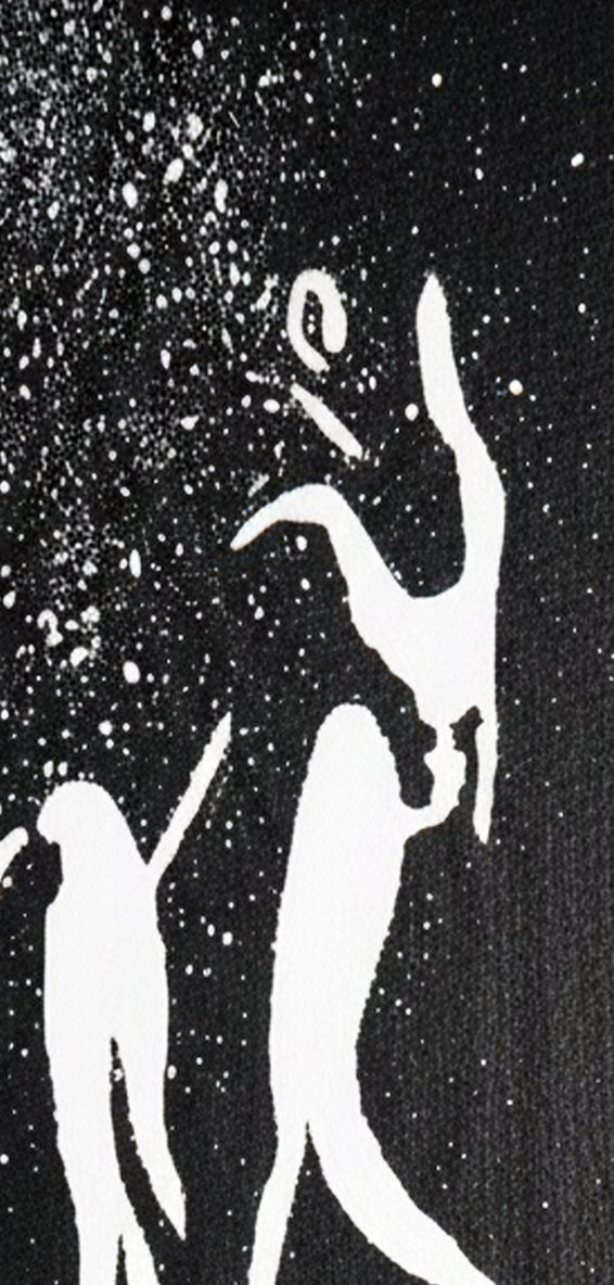 Figura stilizzata bianca su fondo nero che emerge tra schizzi. Qui è mostrato un dettaglio dell'opera.