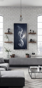 Figura stilizzata bianca su fondo nero che emerge tra schizzi. Qui è mostrato un suggerimento di ambientazione.