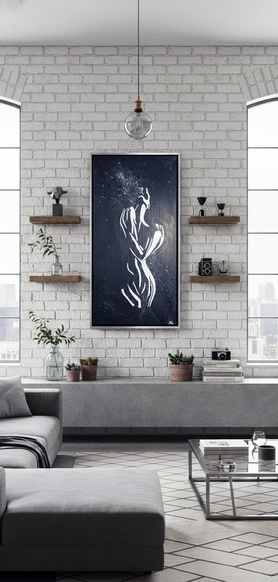 Figura stilizzata bianca su fondo nero che emerge tra schizzi. Qui è mostrato un suggerimento di ambientazione.