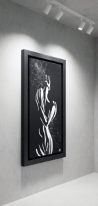 Figura stilizzata bianca su fondo nero che emerge tra schizzi. Qui è mostrato un suggerimento di cornice.