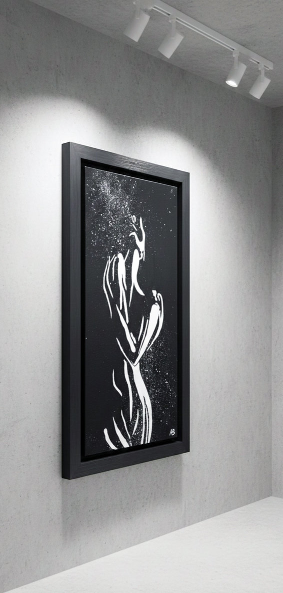 Figura stilizzata bianca su fondo nero che emerge tra schizzi. Qui è mostrato un suggerimento di cornice.