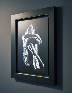 Sagoma umana bianca rannicchiata in posizione fetale su fondo nero. Qui è mostrato un suggerimento di cornice.