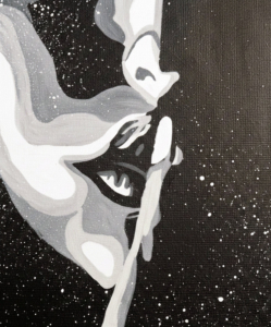 Profilo stilizzato in bianco e nero con gesto del silenzio. Qui è mostrato un dettaglio dell'opera.