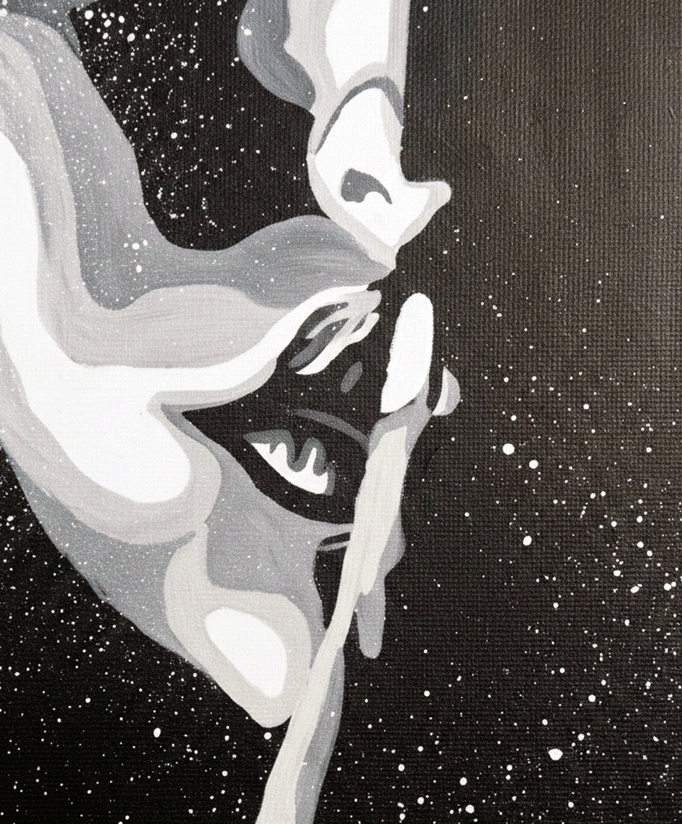 Profilo stilizzato in bianco e nero con gesto del silenzio. Qui è mostrato un dettaglio dell'opera.