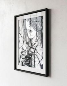 Ritratto in bianco e nero: donna con rami che s’intrecciano. Qui è mostrato un suggerimento di cornice.